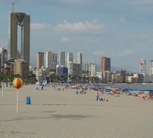 Poniente Strand mit neuem Hochhaus