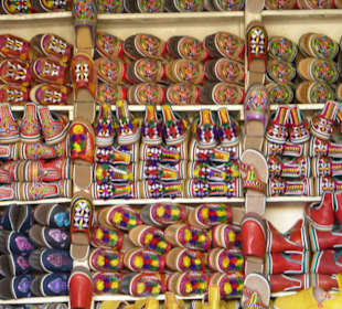 Die farbenfrohen Lederschuhe im Souk von Tafraoute