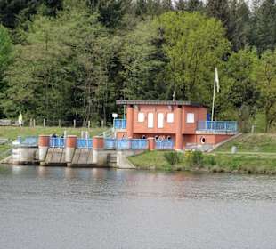 Das Auslaufbauwerk am Ende der Talsperre