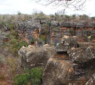 Unter de Felsen befindet sich die Höhle