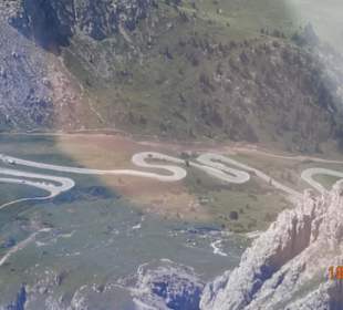 Droga z Canazei na przełęcz