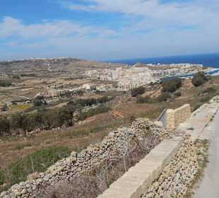 In der Ferne Marsalforn Bay