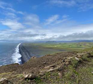 Ausblick über den schwarzen Strand