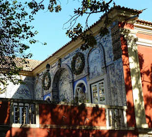 Mosaikwand zur Gartenseite