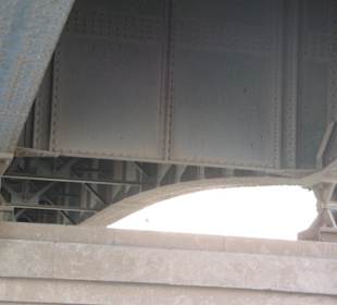 6. Oktober Brücke, ganz nah