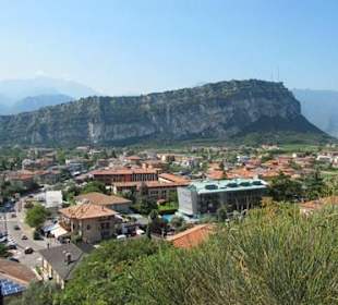 Blick auf Torbole und den Monte Brione