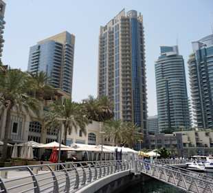 Dubai Marina Promenade und Appartementhäuser