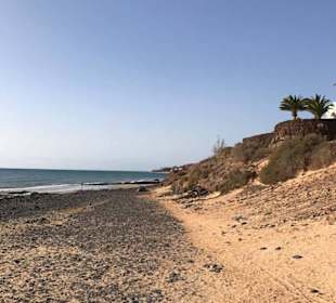 Hotelstrand weiter rechts wird es nur noch sandig