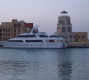 Hafen (Marina) mit Leuchtturm