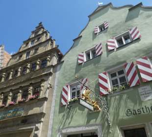 Links Baumeisterhaus, rechts der Goldene Greifen