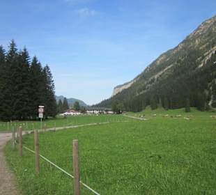 Flacher Weg im unteren Tal