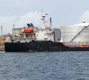 Tankschiff vor dem Tanklager