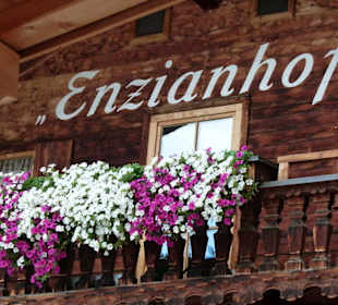 Enzianhof mit Blumenschmuck