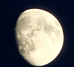 Mond über dem Weihanchtsmarkt