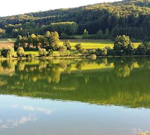 Ufer entlang am Stausee