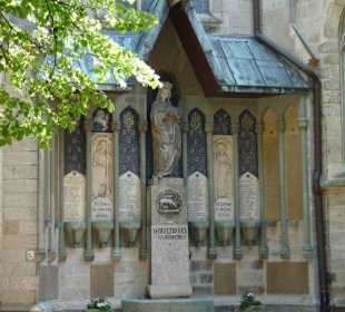 Ida-Kirche: Heiligenschrein auf der Außenseite