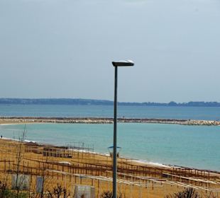 Vor dem Militärgelände am Berg