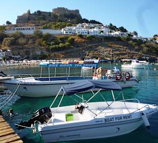 Blick auf Lindos und Akropolis vom Hafen aus