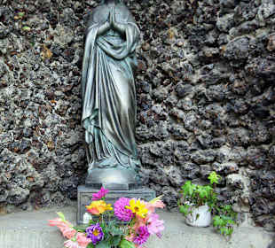 Marienstatue im Garten
