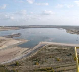 Blick in den schon teilweise gefluteten Tagebau