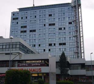 Außenansicht Parkhotel und Skyline
