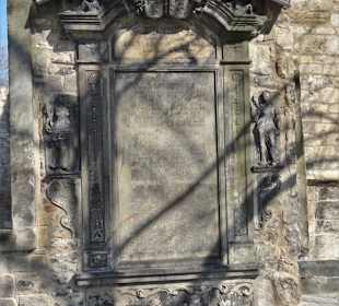 Epitaph an der Nikolaikapelle