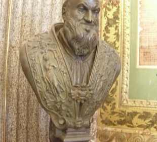 Eine Büste von einem Papst.