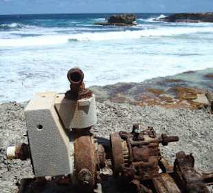 Bucht mit verrosteten Generator