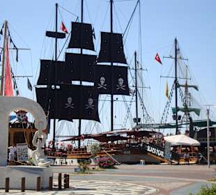 Ausflugsschiffe im Hafen von Alanya