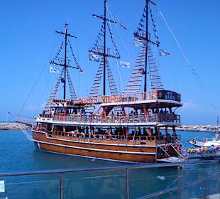 Ausflugsschiff im Hafen von Side