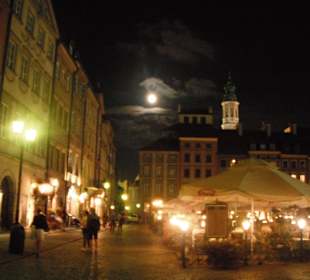 Rynek w Warszawie nocą