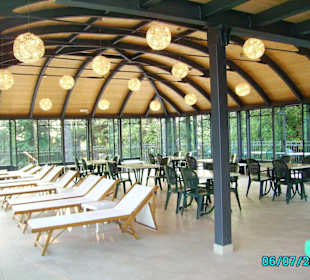 La serra invernale con lettini e tavoli