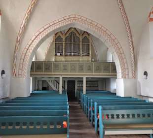 Blick vom Altar in das Kirchenschiff