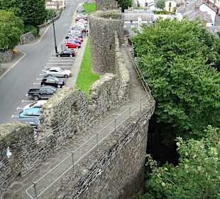 Auf der Stadtmauer von Conwy.