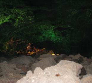 Kleine Höhle Richtung Meer