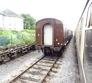 Viele alte Wagen am Streckenrand