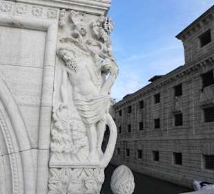 Carving of the drunkness of noah