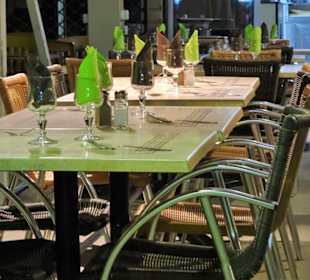 Tische auf der Terrasse des Le Grilladin