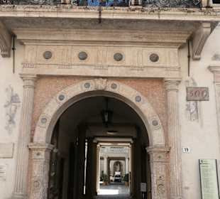Beim Palazzo Thun, dem Rathaus von Trient