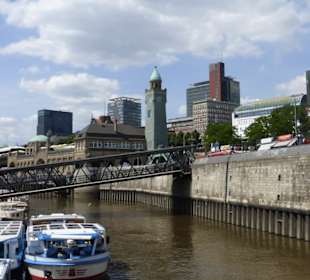 Bei den Landungsbrücken in Hamburg