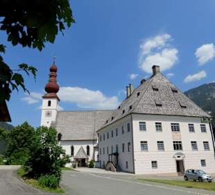 Pfarrkirche und Pfarrhaus/Pfarrzentrum