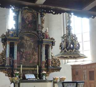 Taufstein und Altar mit Altarbild
