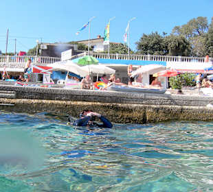 Tauchbasis vom Meer aus gesehen