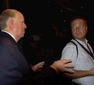 Alfred Hitchcock schleicht sich von hinten an