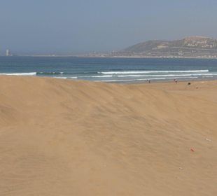 Unterwegs in den Dünen - im Hintergrund die Kasbah