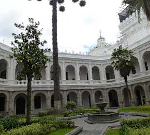 Im Innenhof der Kirche