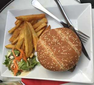 Burger mit Pommes