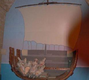 gemaltes Segelschiff mit Originalteilen und Krügen