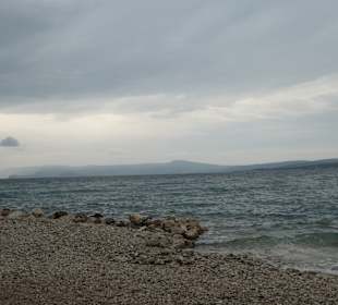 Der steinige Stadtstrand von Crikvenica