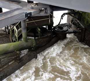 Einströmen des Wassers in die Schleusenkammer